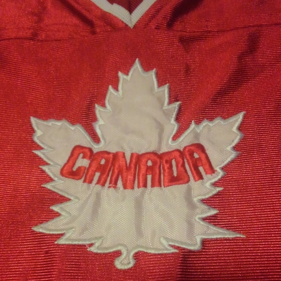 Canada Maple Leaf Hockey Jersey Youth Large - Picture 4 of 10